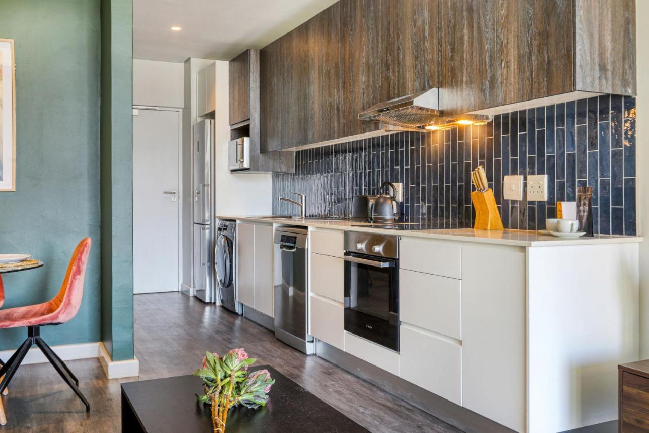 Backup-Powered Colourfull City Balcony Apartment Κέιπ Τάουν Εξωτερικό φωτογραφία